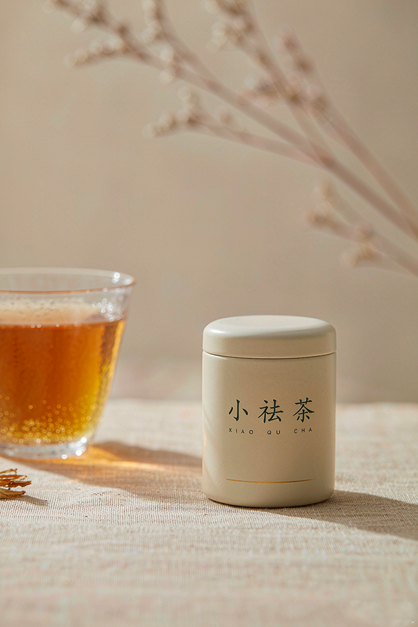 餐后小祛茶产品图：小祛茶草本植物代用茶罐装产品与茶汤